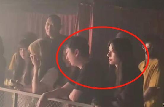 广州女网红跪地吃瓜事件,网络争议与道德反思