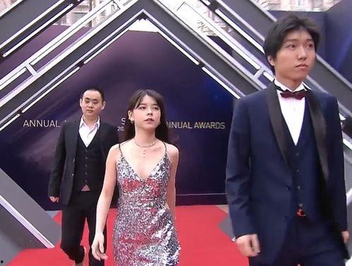 广州女网红跪地吃瓜事件,网络争议与道德反思 第2张 广州女网红跪地吃瓜事件,网络争议与道德反思 第2张