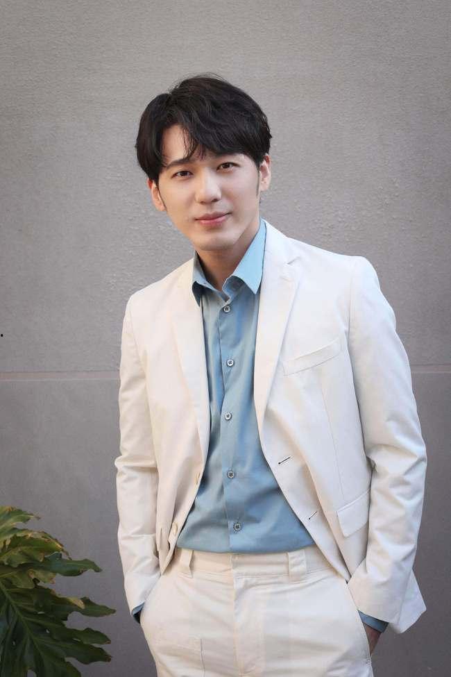 娱乐爆料肖战爱穿白衬衫,白衬衫穿搭达人，演绎清新时尚风采