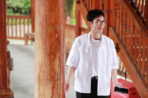 娱乐爆料肖战爱穿白衬衫,白衬衫穿搭达人,演绎清新时尚风采 第2张 娱乐爆料肖战爱穿白衬衫,白衬衫穿搭达人,演绎清新时尚风采 第2张