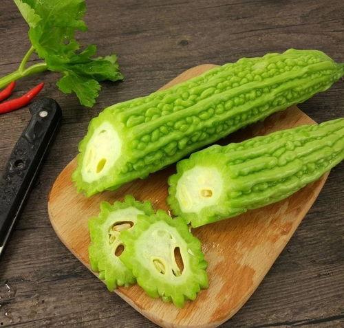 网红吃一根三月瓜,太有毅力了！